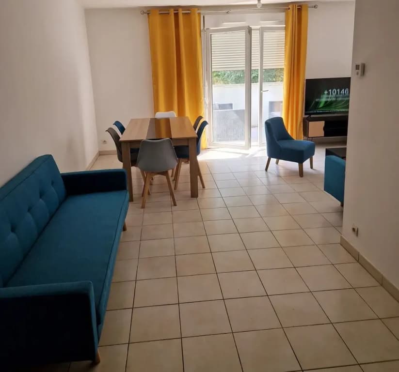 Beautiful Holiday Apartment in Uzes With Balcony - Photo 2