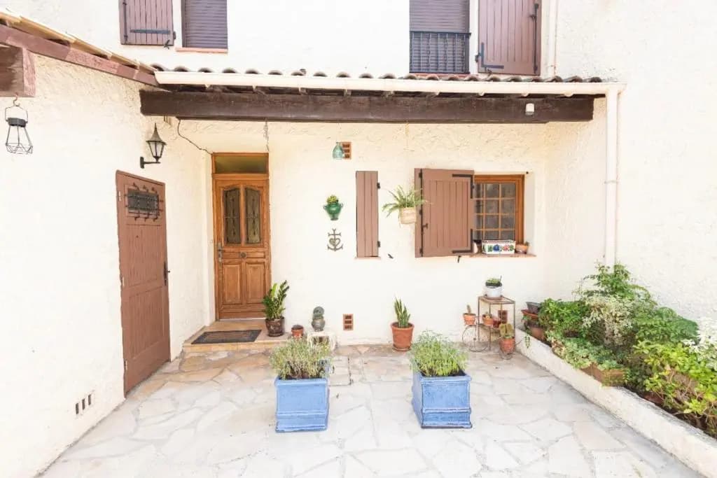 Charming Holiday House Near The Beach - Photo 1