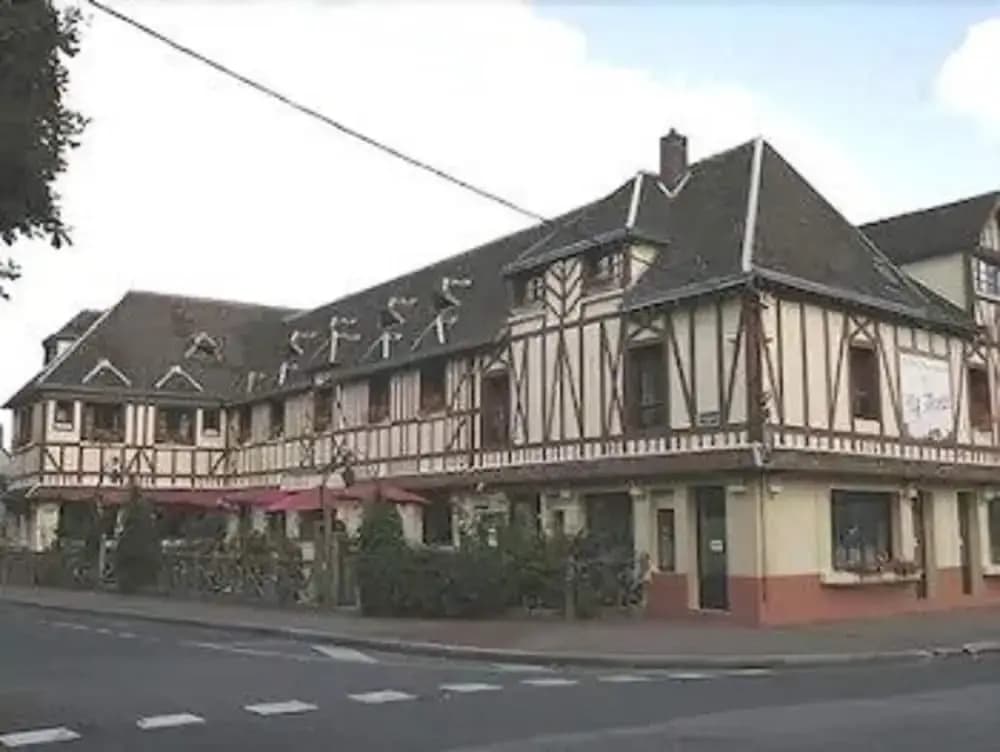 Hôtel La Forêt - Photo 1