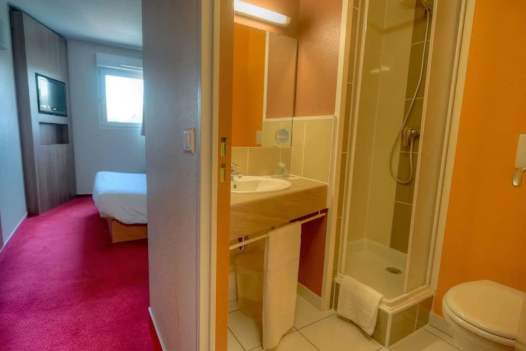 B&B HOTEL Saint-Etienne Monthieu - Miniature 7
