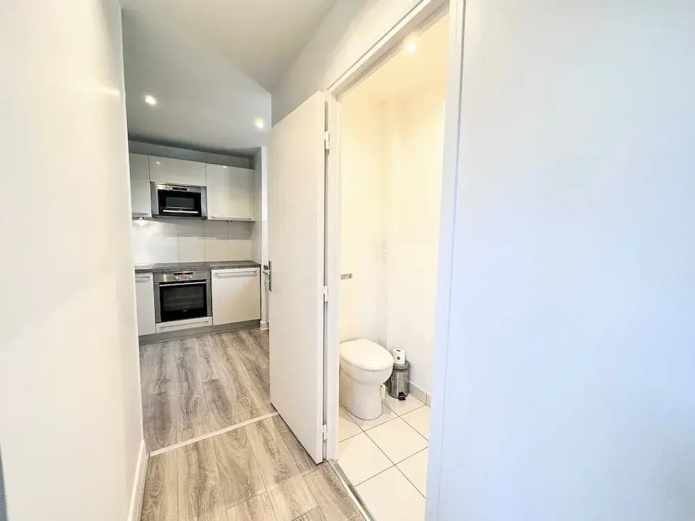 Copernic Right Luminous 2BR Apartment in Paris - Miniature 7
