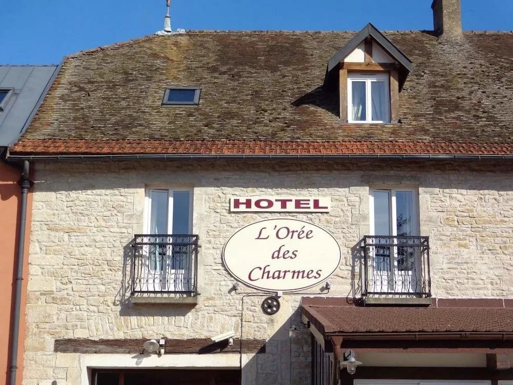 Logis Hôtel L'Orée Des Charmes Et Son Restaurant L'Évydence - Photo 1