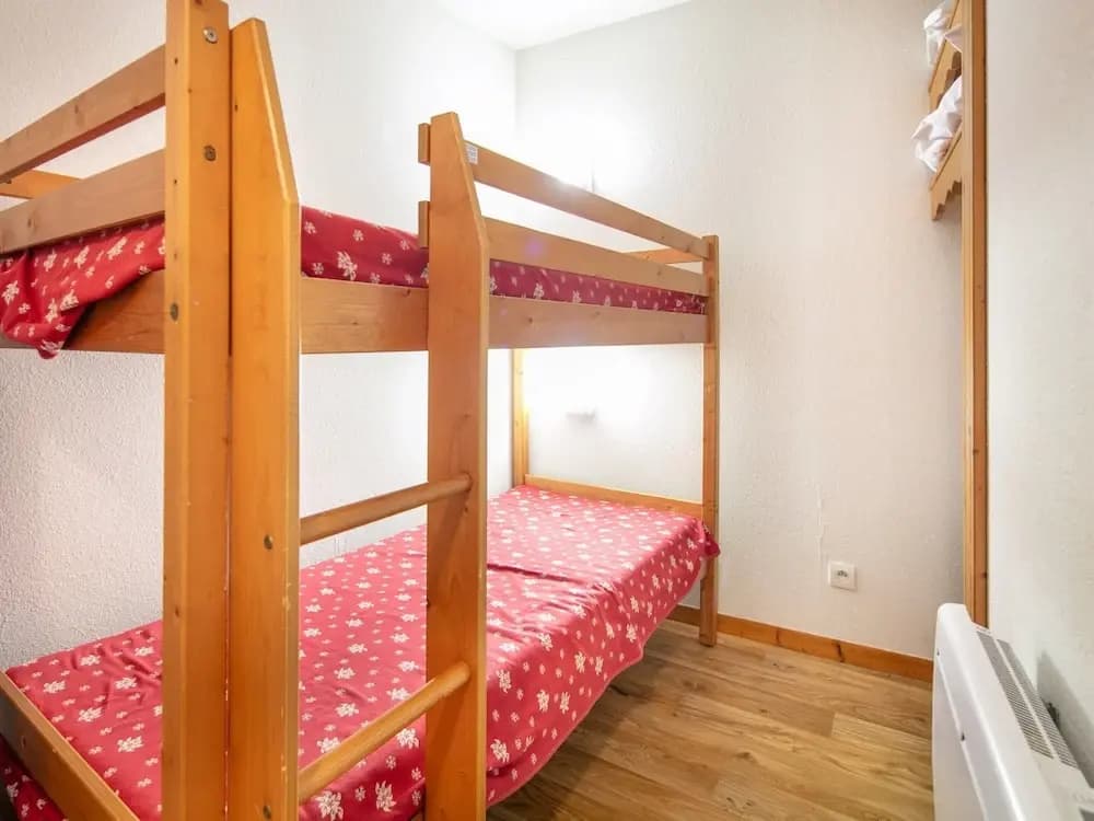 Serene Alpine Stay for 6 Guests - Photo 4