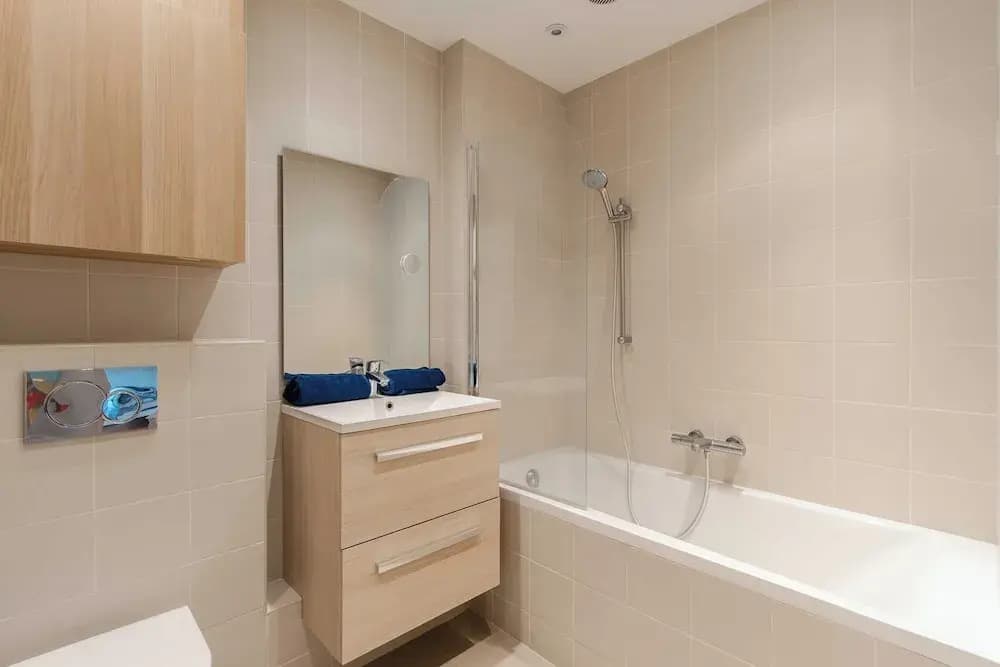 3 Bedroom Apartment With Garden and Swimming Pool - Miniature 7
