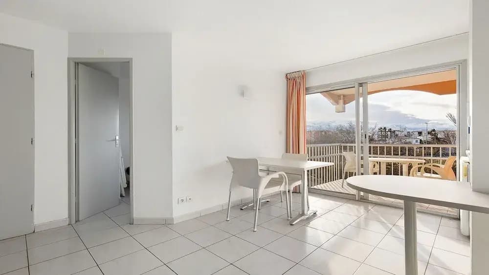 Sunny Waterfront Apartment - Photo 3