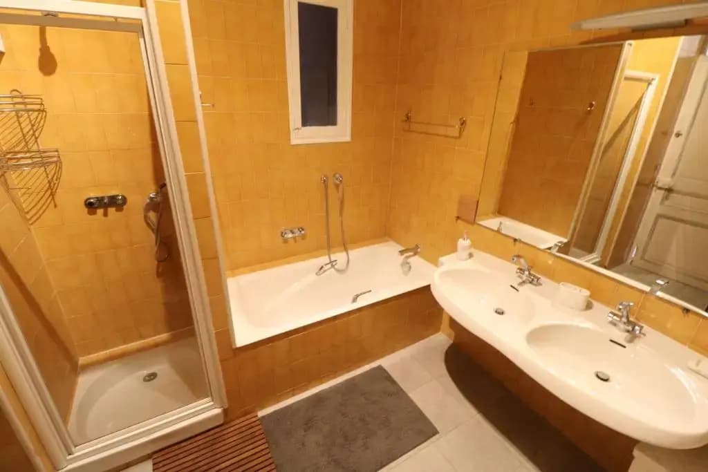2 Bedroom Forville. 8 Mins From the Palais. 328 - Miniature 6