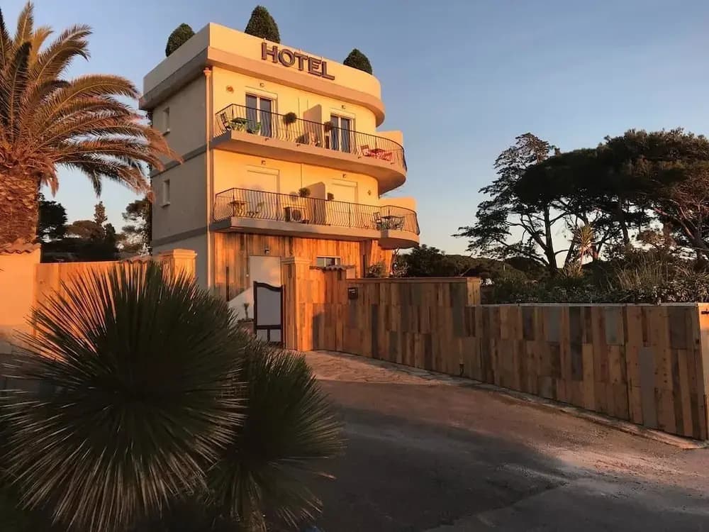 Hôtel Almanarre Plage - Photo 1