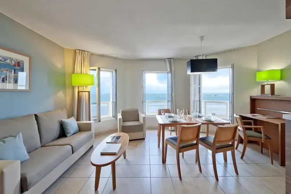 Partial Sea View Coastal Stay - Photo 2
