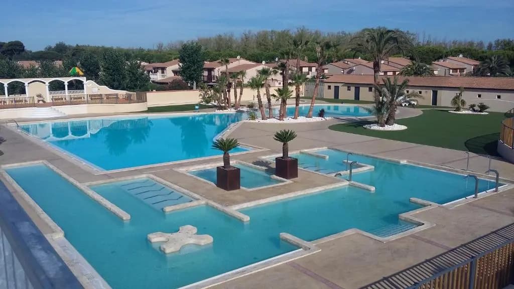 Domaine de vacances à 600m de la plage villa d'angle, climatisée, grande terrasse 3 chambres 7 couchages WIFI animations e...