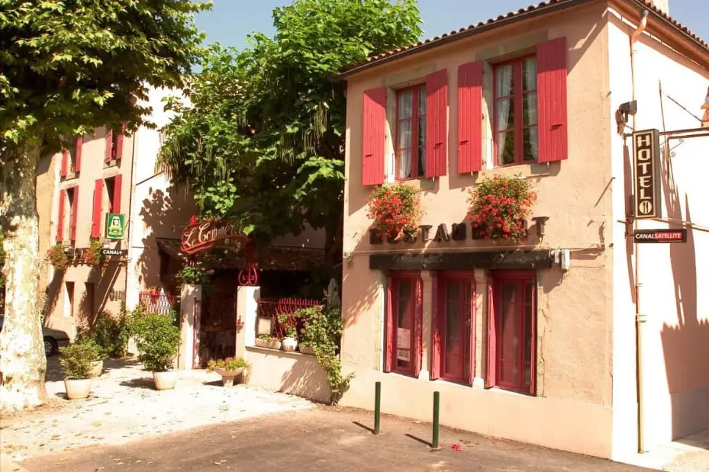 Hotel Le Commerce - Photo 1