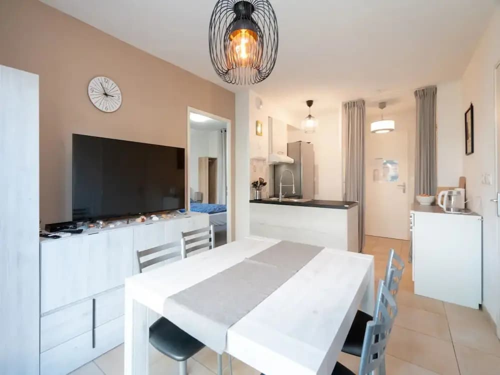 Cozy Villa Retreat by the Sea - Photo 2