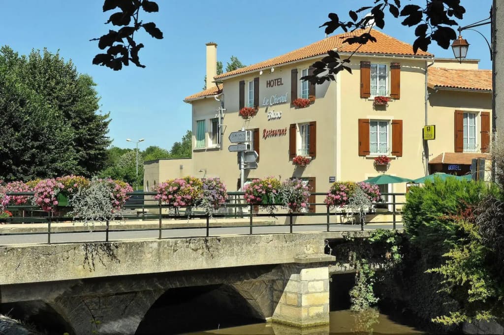 Logis Le Cheval Blanc et Clovis - Photo 1
