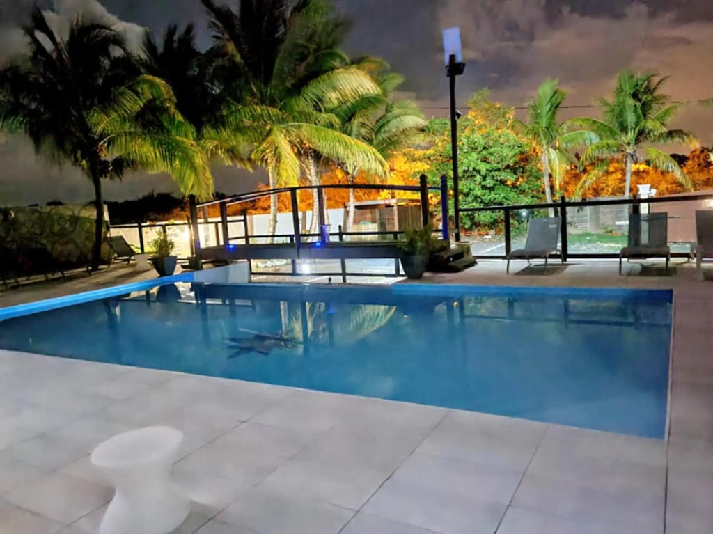 Bungalow de 2 chambres avec piscine partagee jacuzzi et jardin clos a Le Moule - Miniature 6