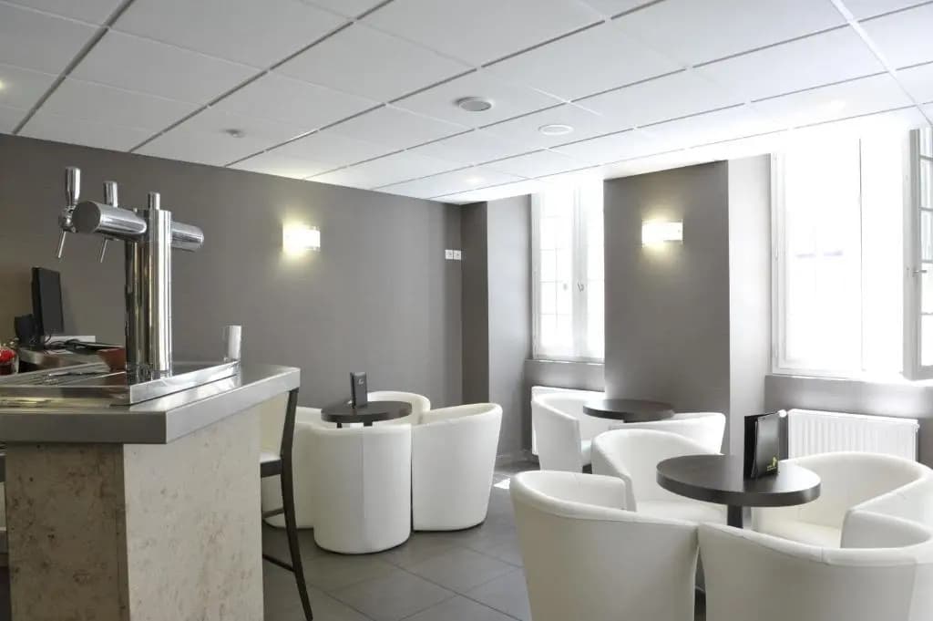 Logis Hôtel Le Commerce - Photo 1