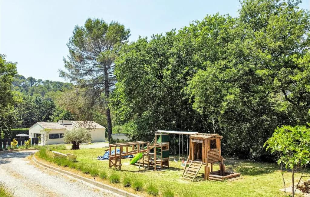 Amazing home in Rognes with 4 Bedrooms, WiFi and Outdoor swimming pool - Photo 3
