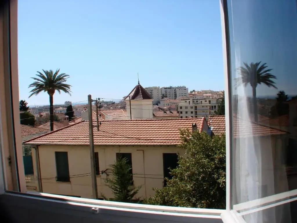 Stunning views from this lovely one bedroom apartment in Cannes only a short walk from the Palais 479 - Miniature 8