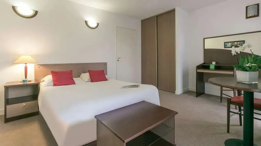 Appart'City Angoulême Centre - Appart Hôtel - Photo 3