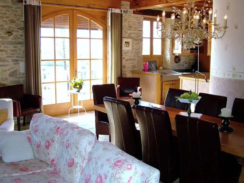 Elegant Villa in Saint-medard - Miniature 8