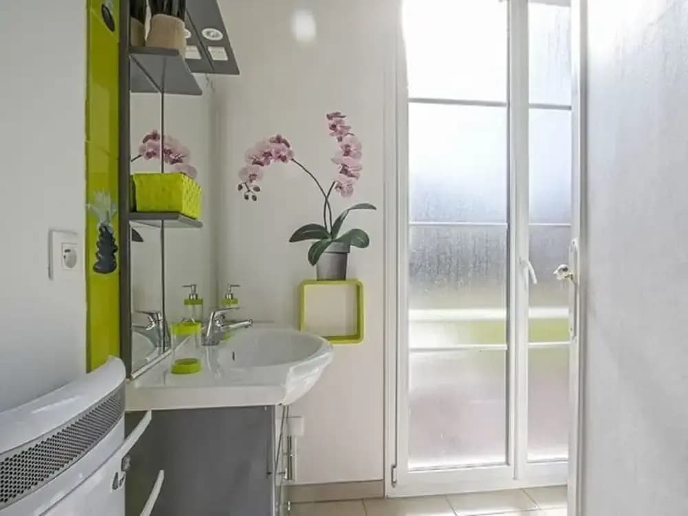 Bright Holiday Home With Garden - Miniature 8