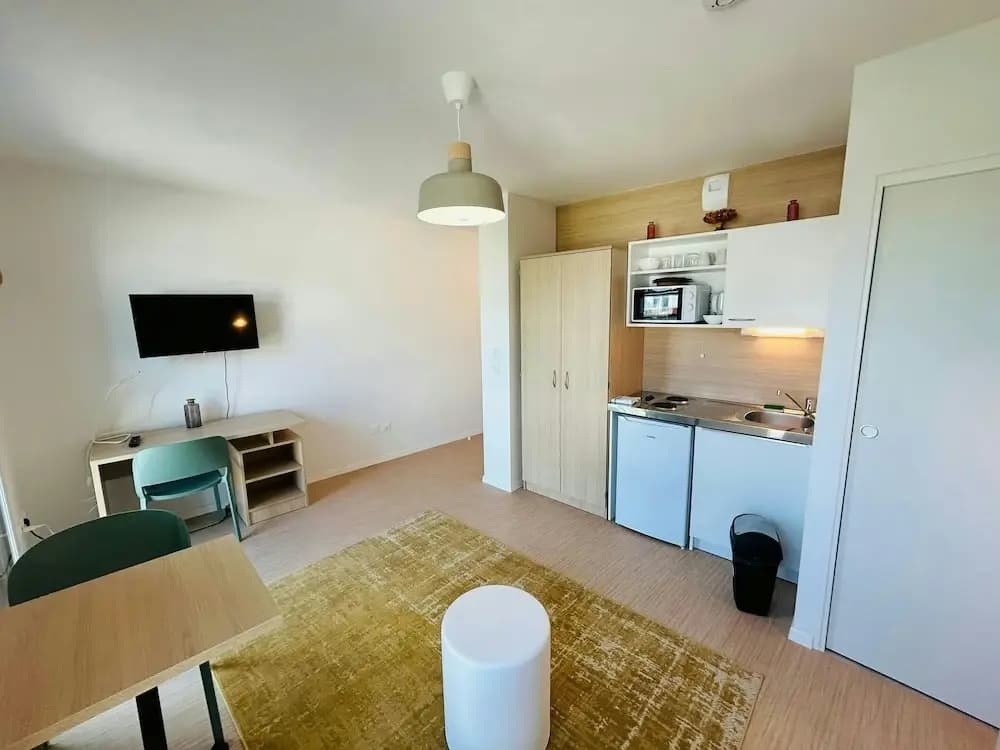 We Live In R - Suite 402 - Miniature 6