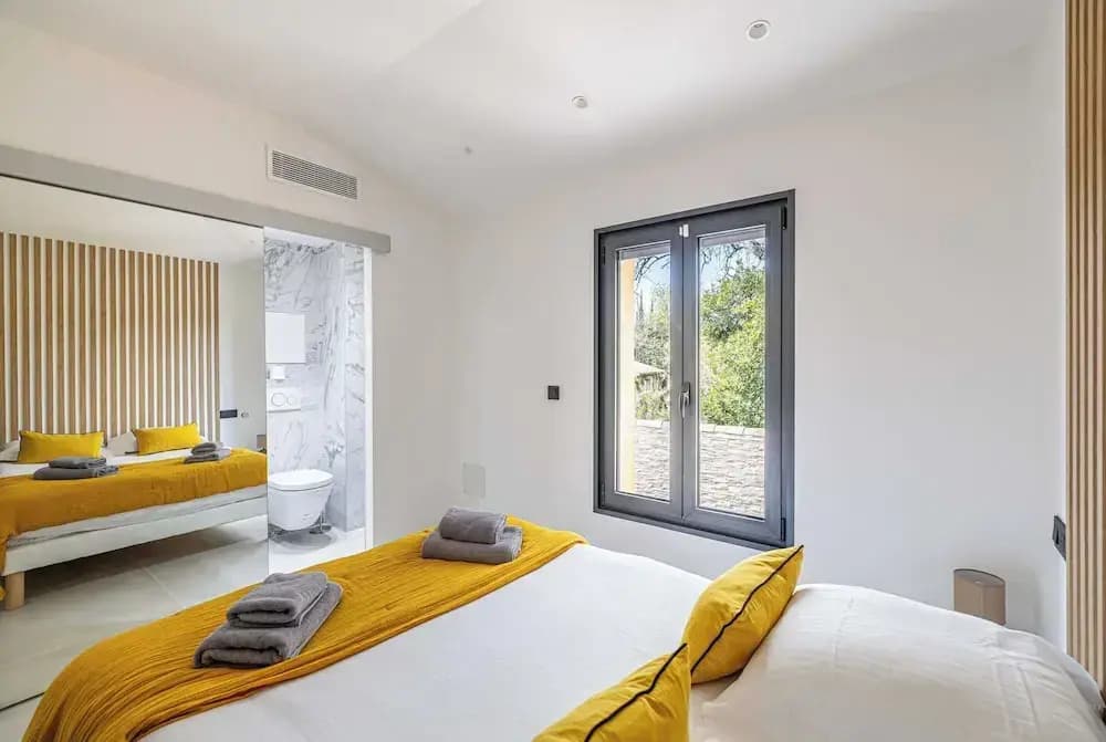 Modern Villa With Heated Pool and Garden - Photo 1