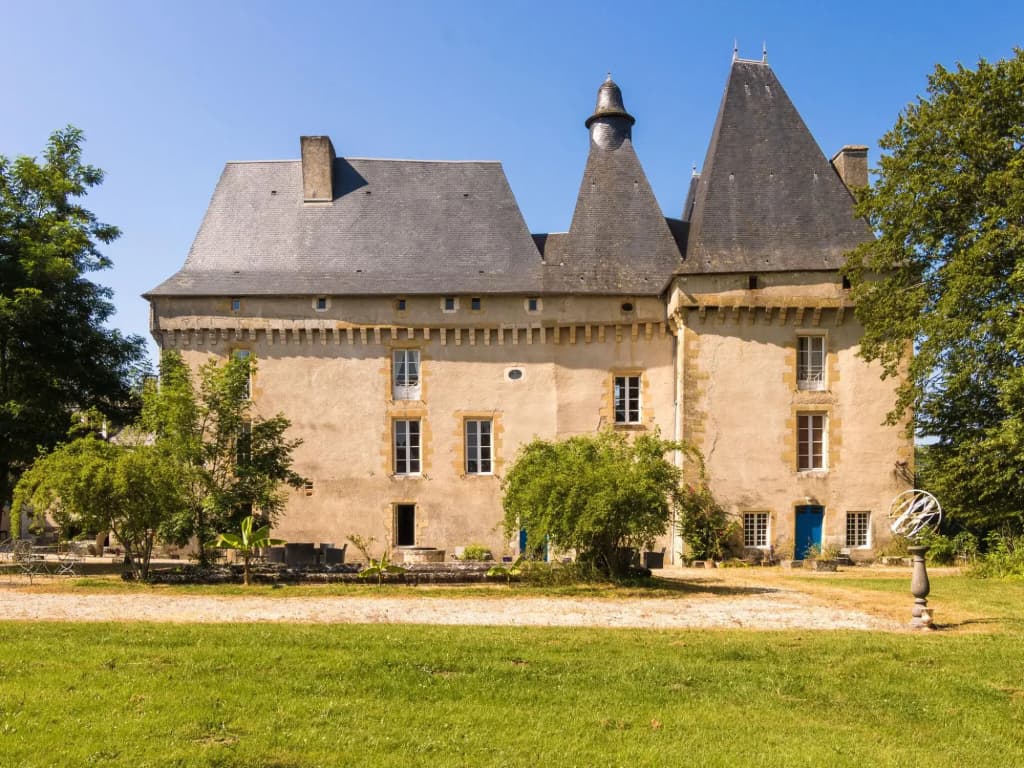 Heritage Castle in Chaleix with shared pool - Miniature 7