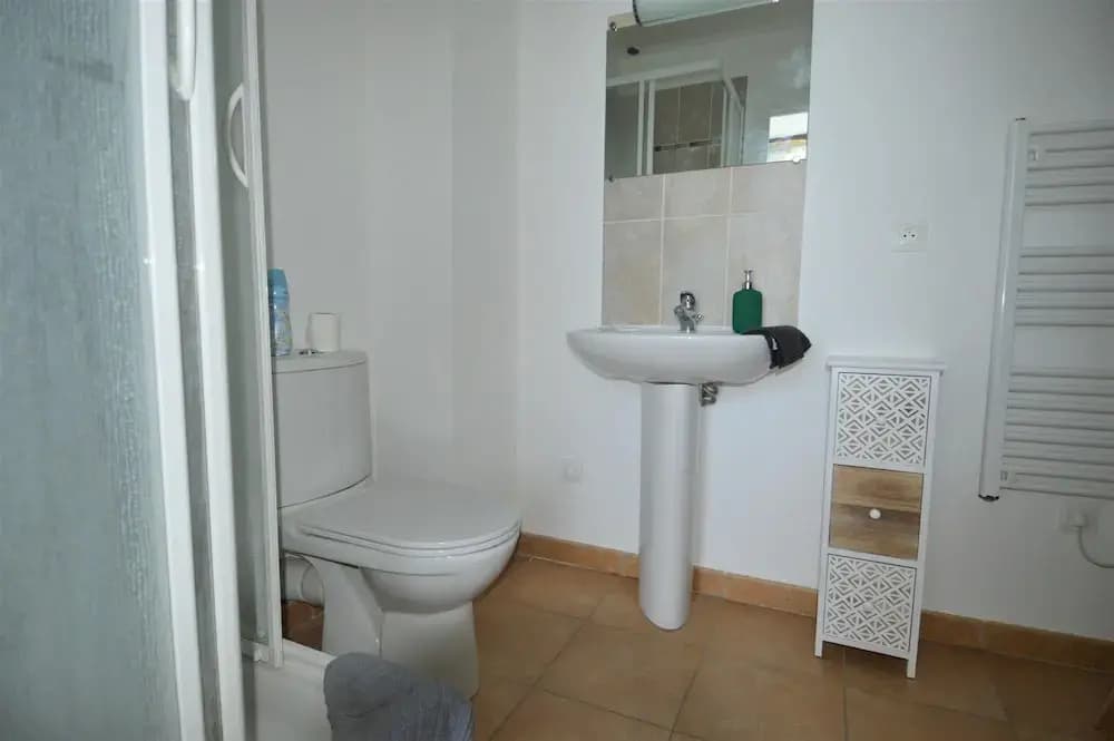 Appartement Lumineux avec Jardin Piscine - Miniature 8