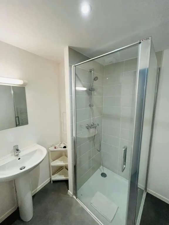 We Live In R - Suite 403 - Miniature 6