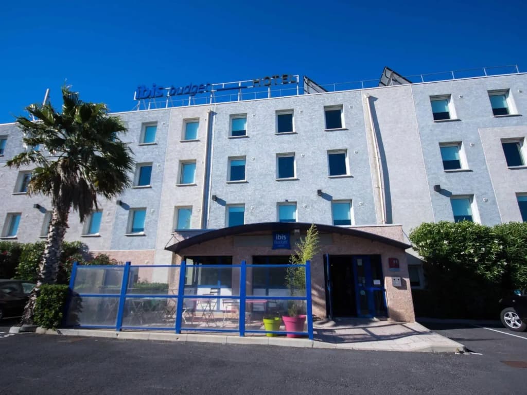 ibis budget Narbonne Est - Photo 1