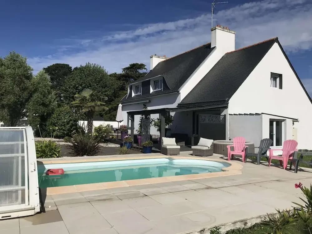 Holiday House With Private Pool in a Shared Property - Miniature 6