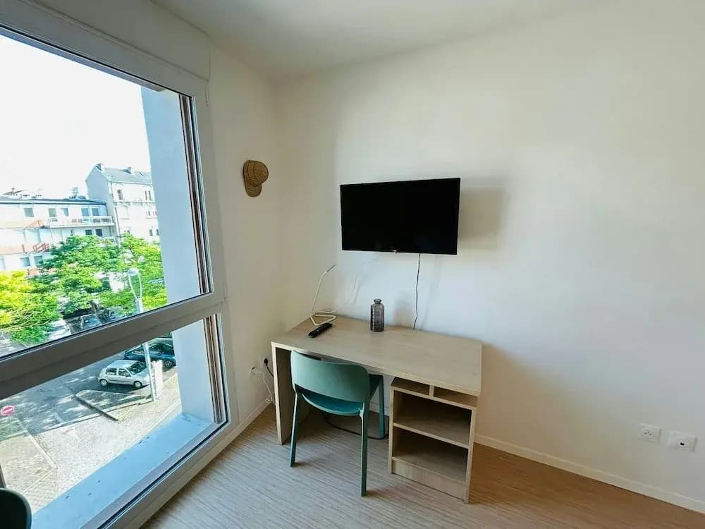 We Live In R - Suite 402 - Miniature 7