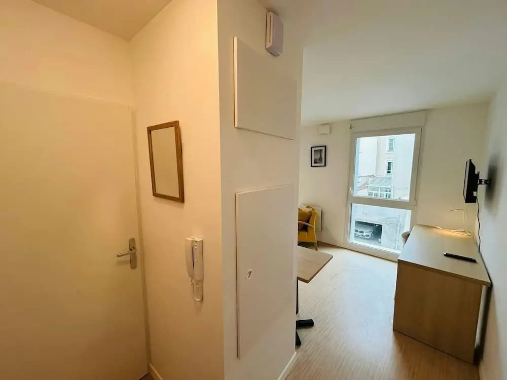 We Live In R - Suite 202 - Miniature 7