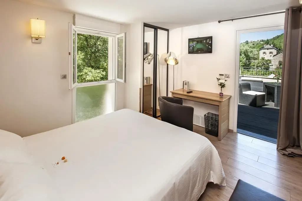 Logis Hôtel Restaurant Les 2 Rives - A75, en bordure de rivière - Photo 3