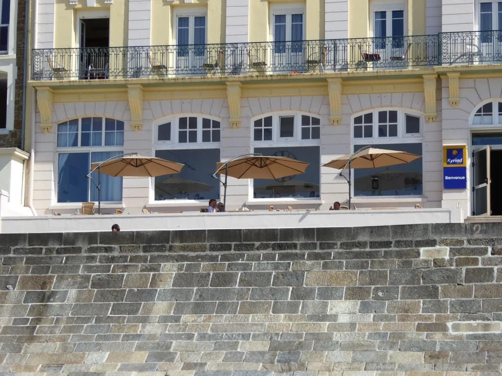 Hotel Kyriad Saint Malo centre Plage - Photo 1