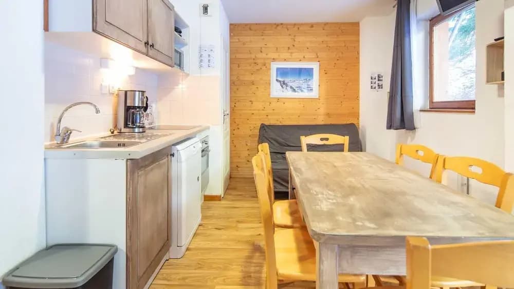 Stylish Alpine Stay for 6 Guests - Miniature 7