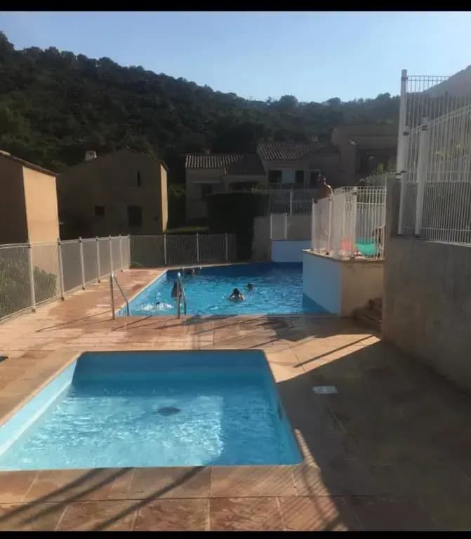 CAVALAIRE vue MER au loin MAISONNETTE TOUT ÉQUIPÉE POUR 4 PERSONNES AVEC PISCINE CLIM WIFI VÉLOS TV BARBECUES - Miniature 6