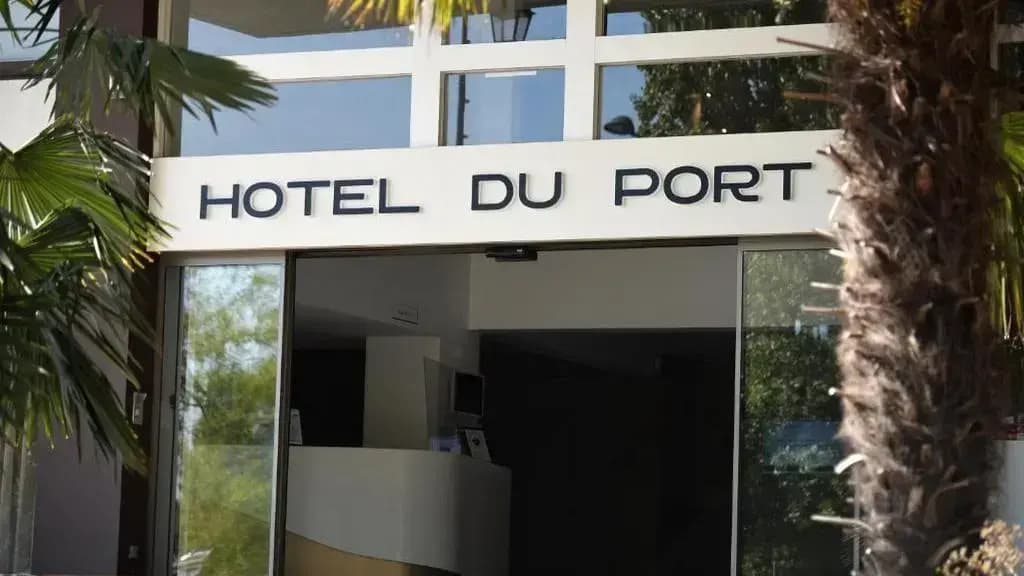 Hotel du Port - Photo 1
