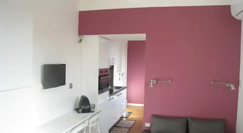 At Home in Paris - Photo 2