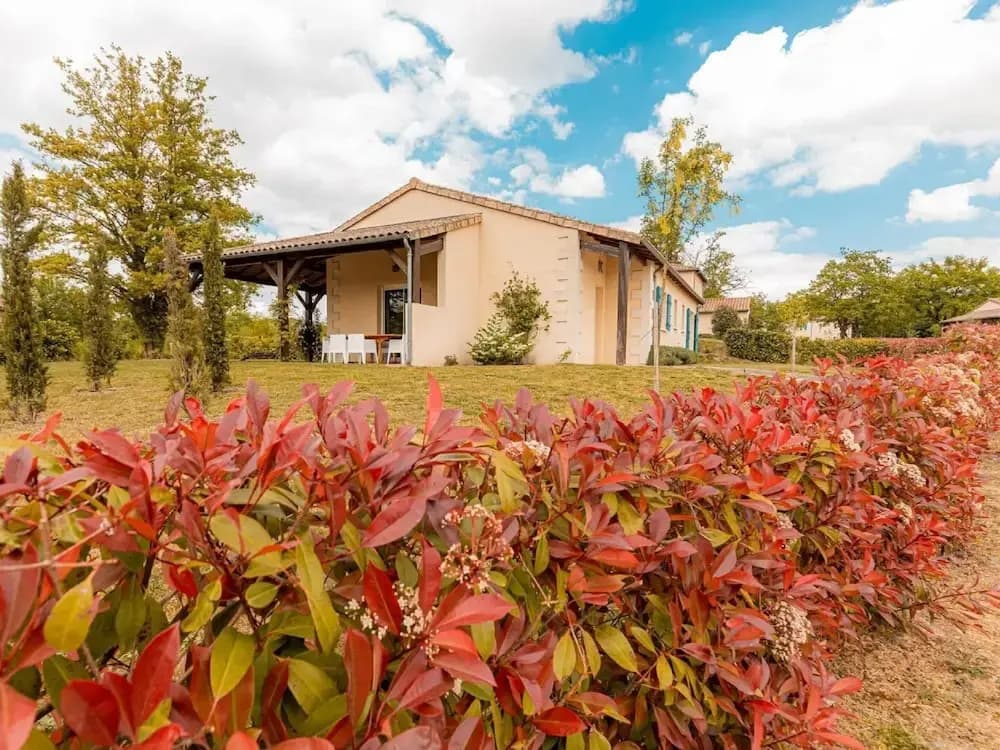 Spacious Villa With Large Garden - Photo 1
