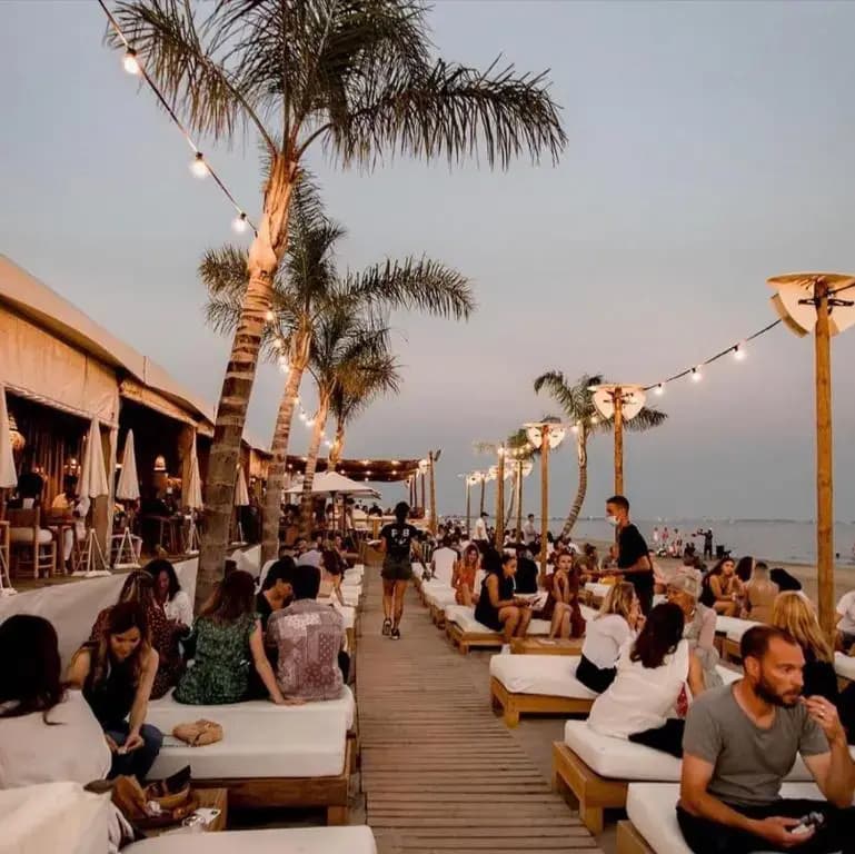 studio LES PIEDS DANS L'EAU situé 150m de la plage -avec PARKING GRATUIT PRIVE - 25m2 - climatisé - balcon - wifi gratuit...