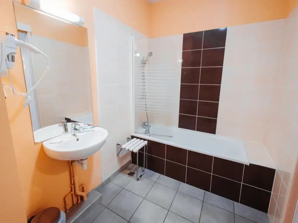 Cozy 2-bedroom Apartment for 4 People - Miniature 8