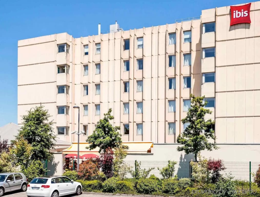 ibis Lyon Est Bron - Photo 1