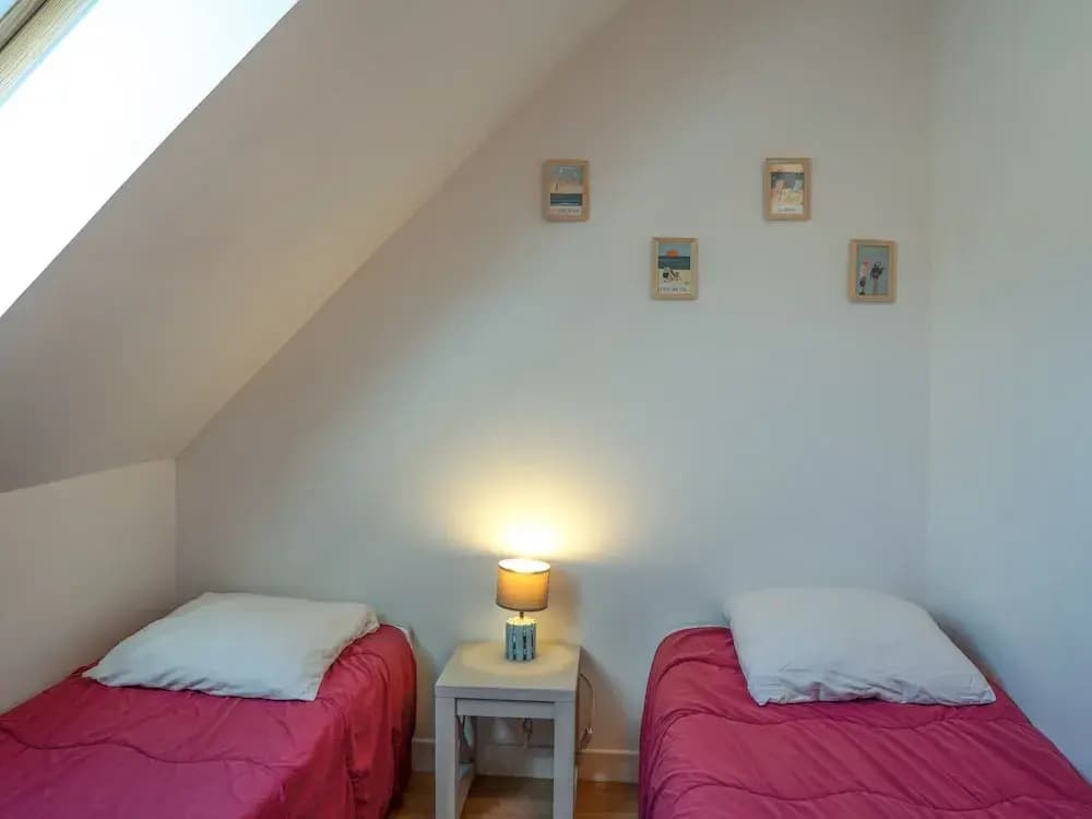 Peaceful Coastal Stay With Access to Pool - Photo 4