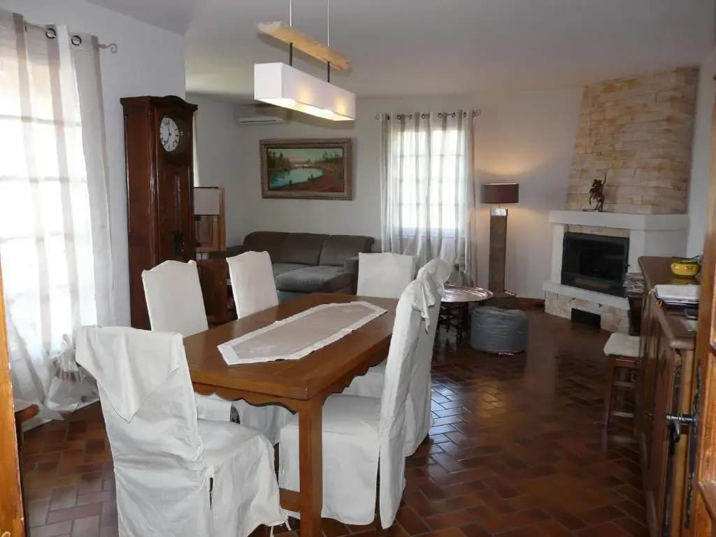 Maison de vacances avec piscine privée, possédant une très une jolie vue sur le Luberon, agréable jardin, située à Mérindo...
