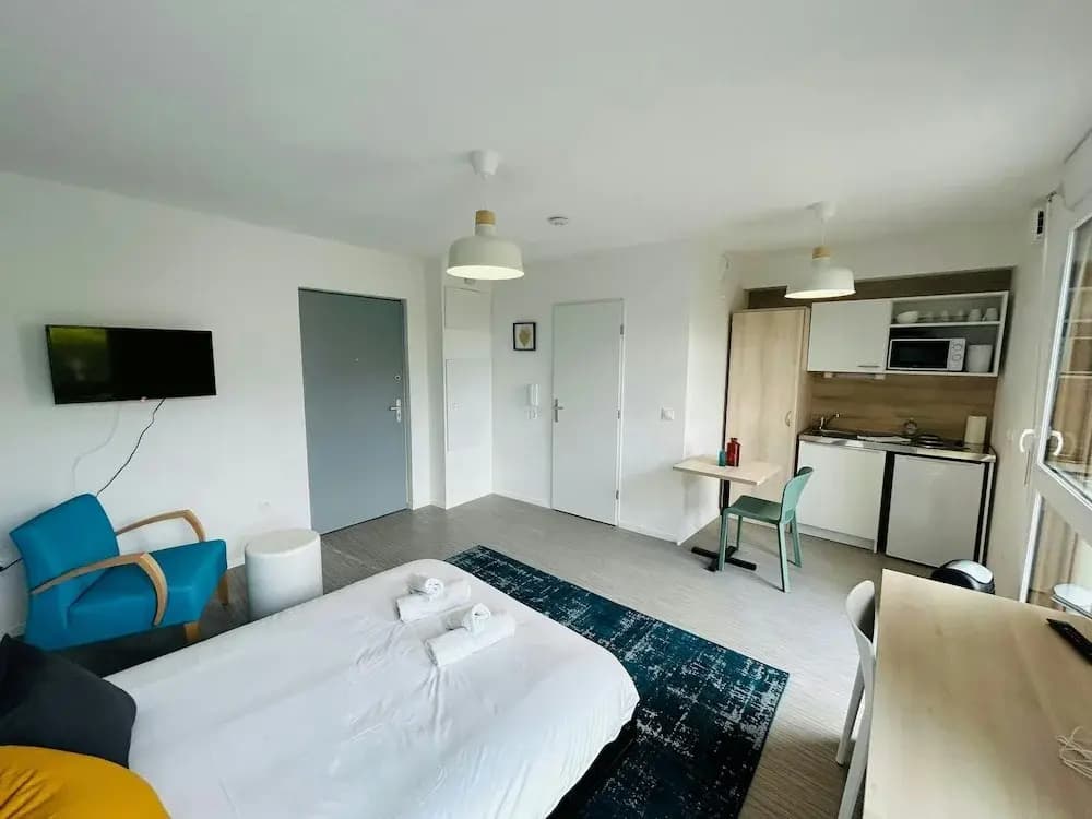 We Live In R - Suite 301 - Photo 3