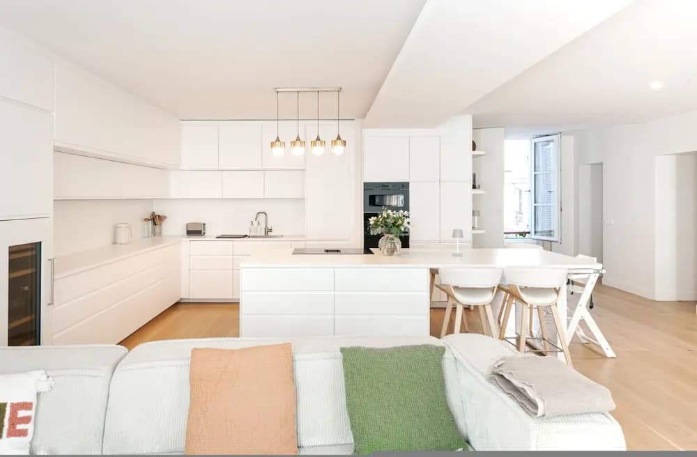 By Saint-sulpice Newly Refurbished 4 BR Apartment - Miniature 6