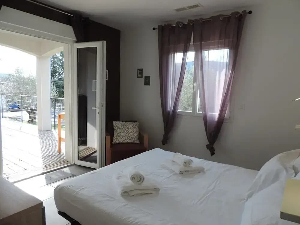 Attractive Holiday Home With Private Pool - Photo 2