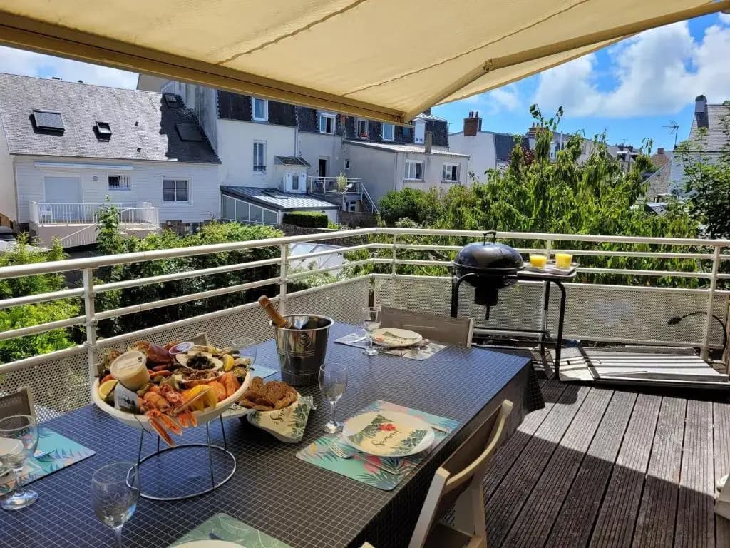 La terrasse, jacuzzi et vue mer à 100m de la plage - Miniature 6