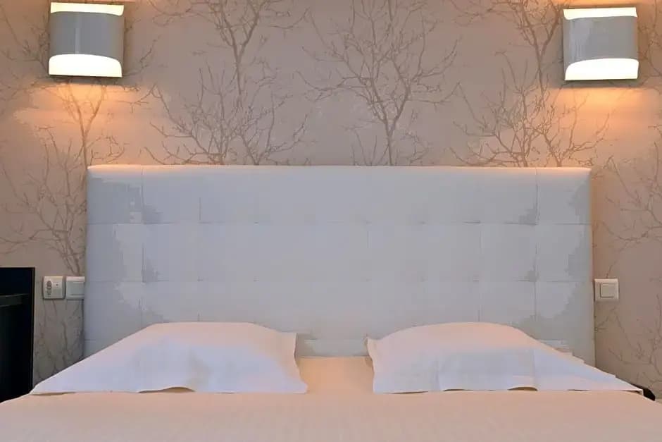 Square Hotel - Photo 1