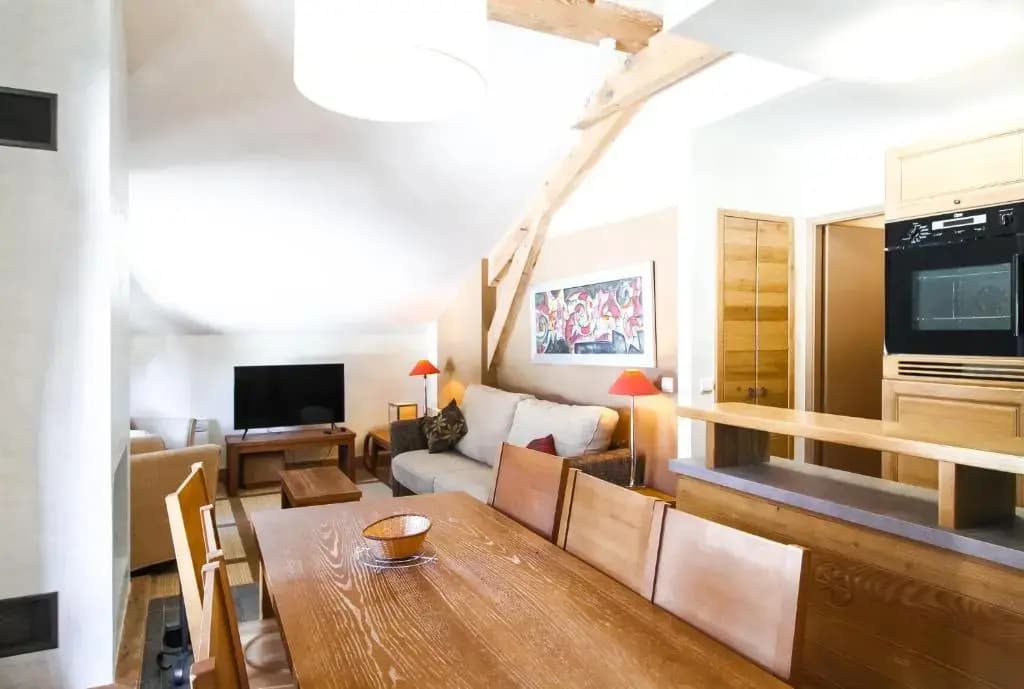 Charming 6th-floor 2-bedroom apartment with fireplace - Photo 1